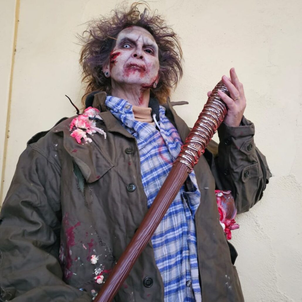 Grime van zombie karakter met FX-wonden en bloedeffecten bij Halloween The Villains, door SchminkenGrime.nl, verkrijgbaar bij SchminkenGrime.nl