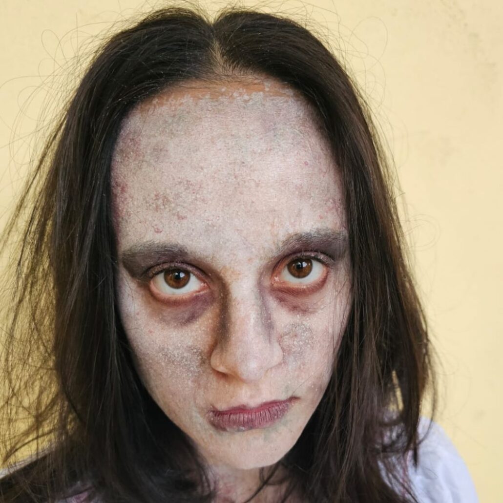 Asylum patient make-up met grauwe huid en donkere kringen bij Halloween The Villains, gegrimeerd door SchminkenGrime.nl, verkrijgbaar bij SchminkenGrime.nl