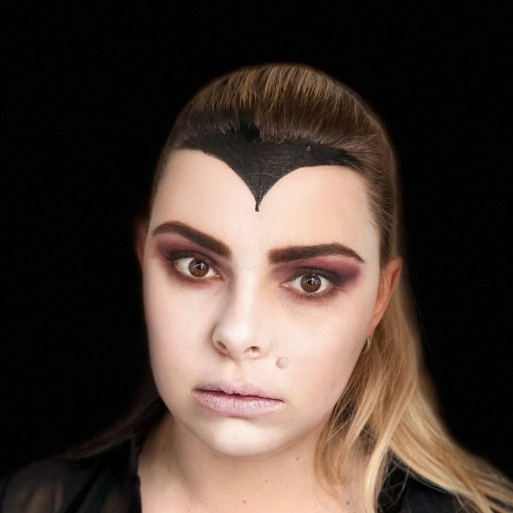 Zwarte widow’s peak en eyeliner voor vampier look met spinnen – verkrijgbaar bij SchminkenGrime.nl