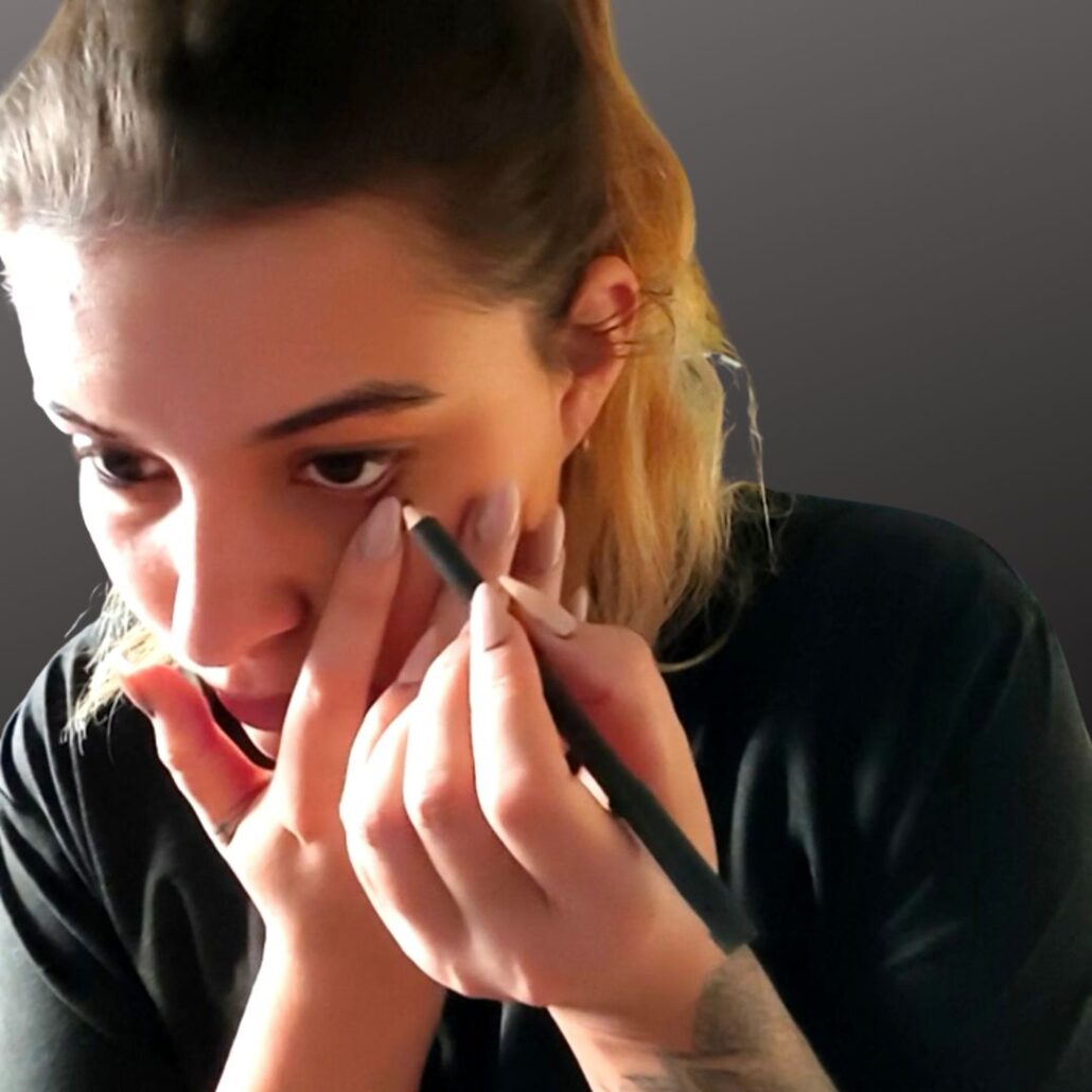 Waarzegster make-up – zwart oogpotlood aanbrengen voor een intense blik, verkrijgbaar bij SchminkenGrime.nl