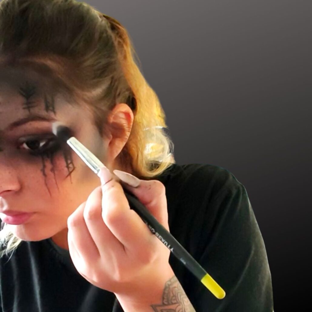 Waarzegster make-up – highlighter aanbrengen voor glans, verkrijgbaar bij SchminkenGrime.nl