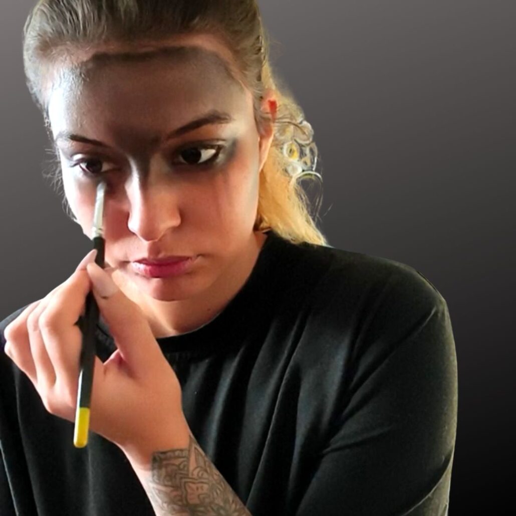 Waarzegster make-up – contouren aanbrengen met donkere schmink, verkrijgbaar bij SchminkenGrime.nl