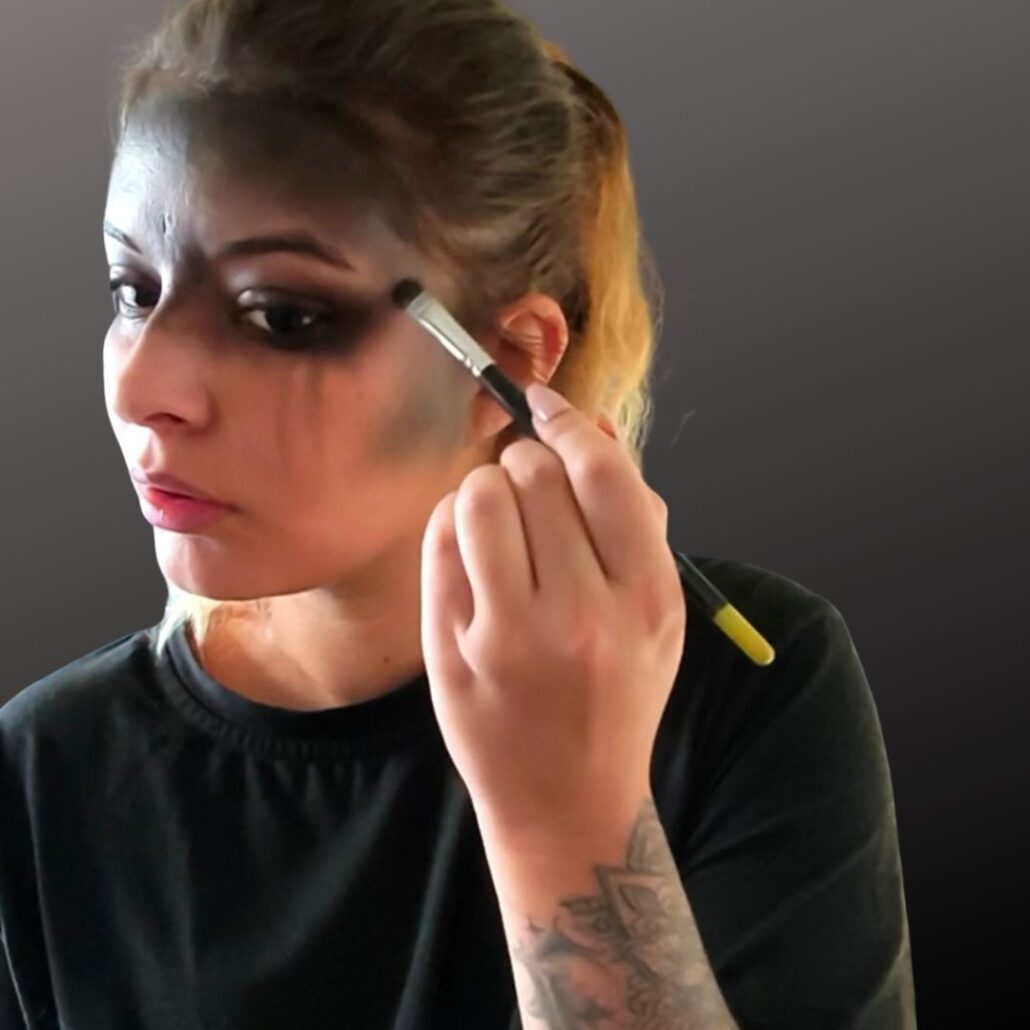 Waarzegster make-up – diepte creëren met zwarte oogschaduw, verkrijgbaar bij SchminkenGrime.nl