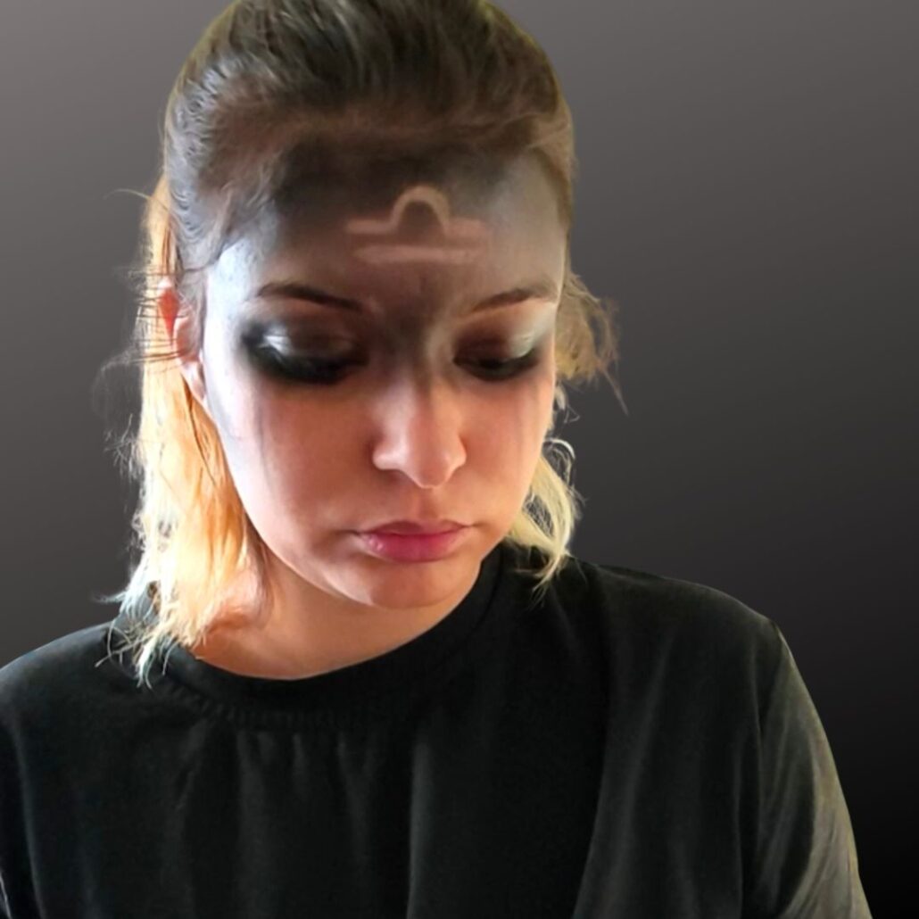 Waarzegster make-up – mystiek symbool op het voorhoofd tekenen, verkrijgbaar bij SchminkenGrime.nl