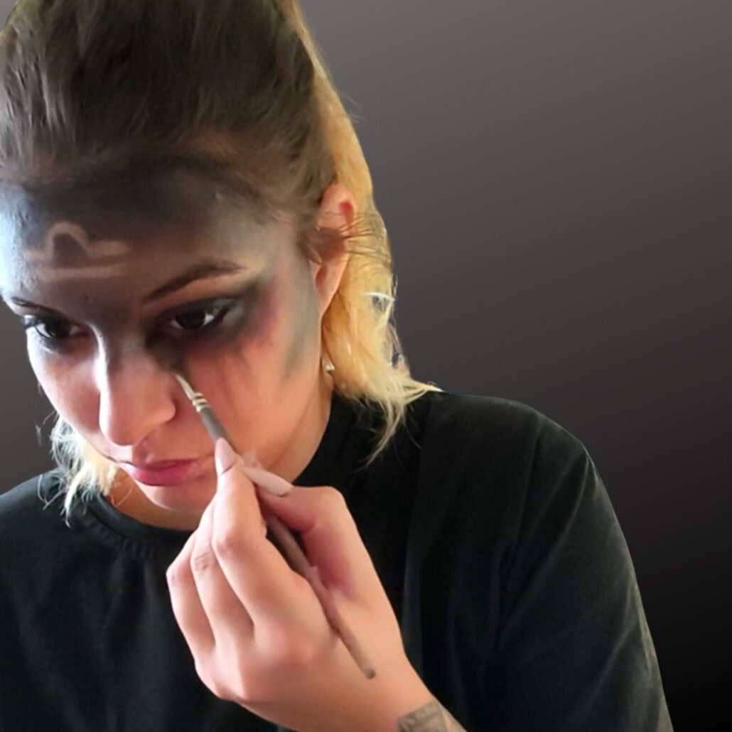 Waarzegster make-up – rode accenten onder de ogen, verkrijgbaar bij SchminkenGrime.nl