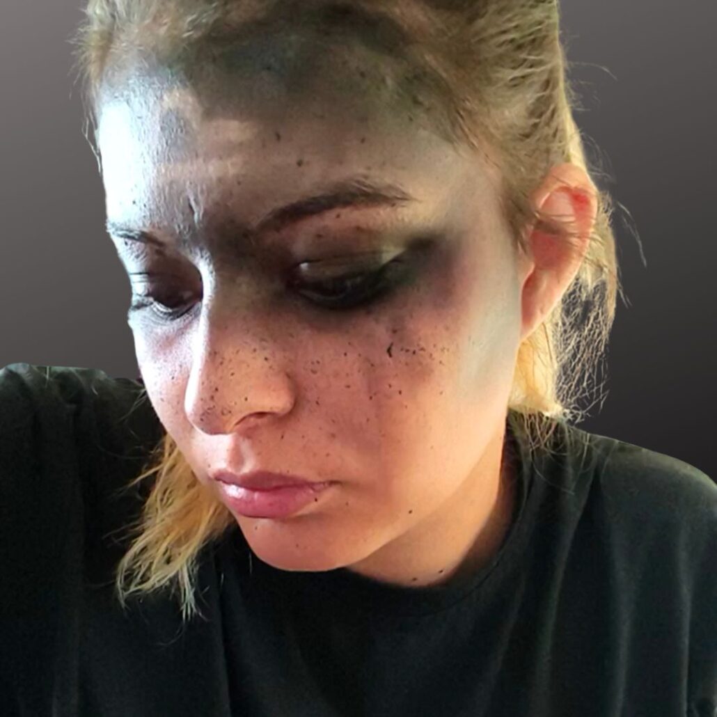 Waarzegster make-up – spatten aanbrengen met zwarte schmink, verkrijgbaar bij SchminkenGrime.nl