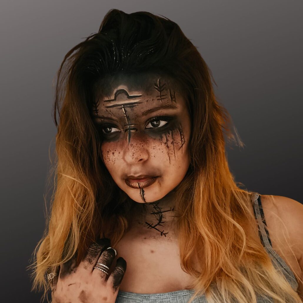 Waarzegster make-up – mystieke Halloween look met symbolen en donkere tinten, verkrijgbaar bij SchminkenGrime.nl