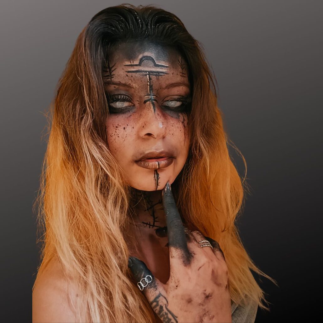 Waarzegster make-up – mystieke Halloween look met donkere handen en symbolen, verkrijgbaar bij SchminkenGrime.nl