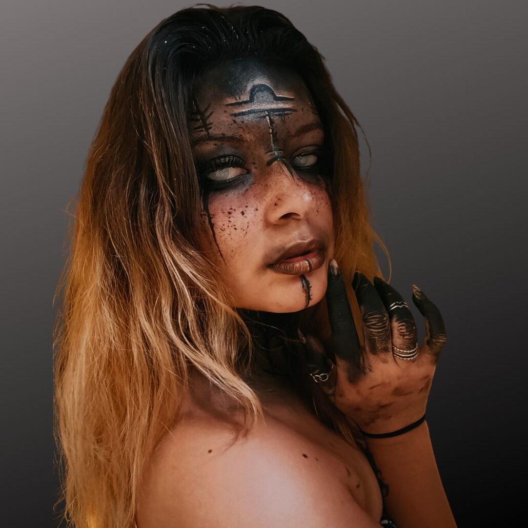 Waarzegster make-up – complete Halloween look met bronzen lippen en symbolische schmink, verkrijgbaar bij SchminkenGrime.nl