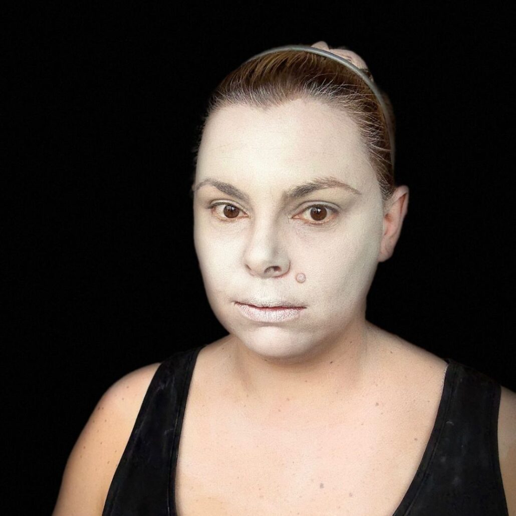 Begin van de zieke vampier look schmink, het witte gezicht wordt aangebracht met Diamond FX wit, verkrijgbaar bij SchminkenGrime.nl