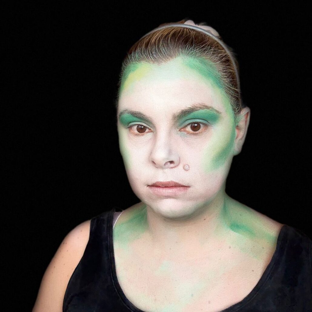 Groene contouren aanbrengen voor een zieke vampier look met Superstar schmink, verkrijgbaar bij SchminkenGrime.nl