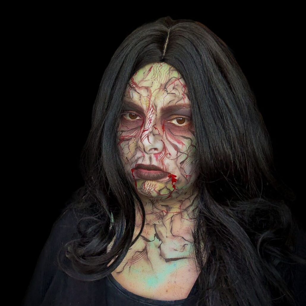 Eindresultaat van de zieke vampier look schmink, met donkere lippen en vampiertanden, verkrijgbaar bij SchminkenGrime.nl