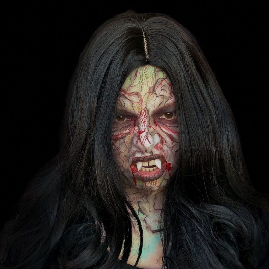 Zieke vampier look volledig afgewerkt met pruik en tanden, voorbeeld Halloween schmink, verkrijgbaar bij SchminkenGrime.nl