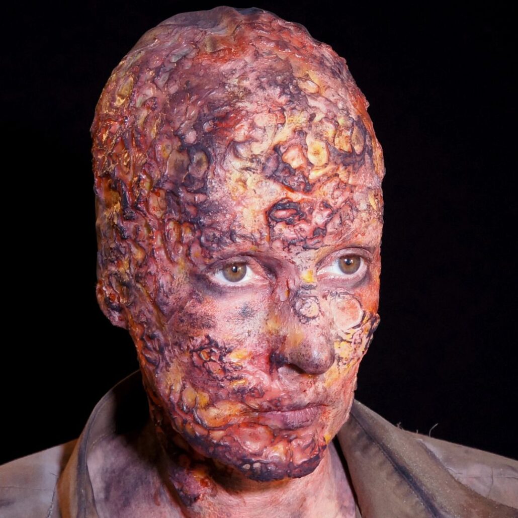 Volledige verbrande zombie SFX look met Mouthstain Black en contactlenzen, verkrijgbaar bij SchminkenGrime.nl