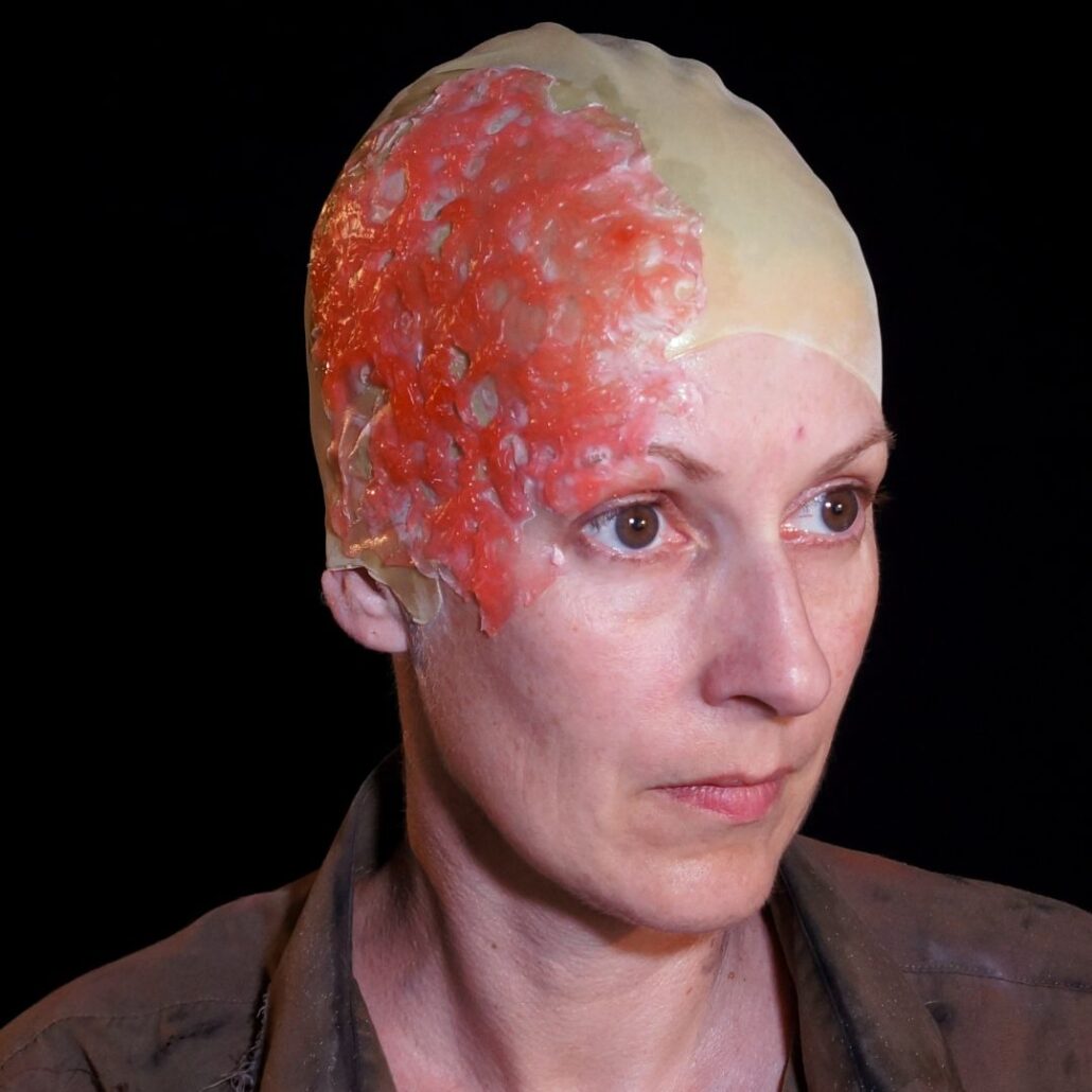 Aanbrengen van gelatine en Sculpt Gel voor zombie SFX make-up, verkrijgbaar bij SchminkenGrime.nl