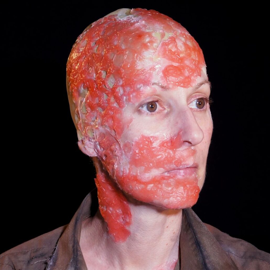 Kleuren aanbrengen op SFX zombie make-up met Encore palet en Ben Nye poeder, verkrijgbaar bij SchminkenGrime.nl