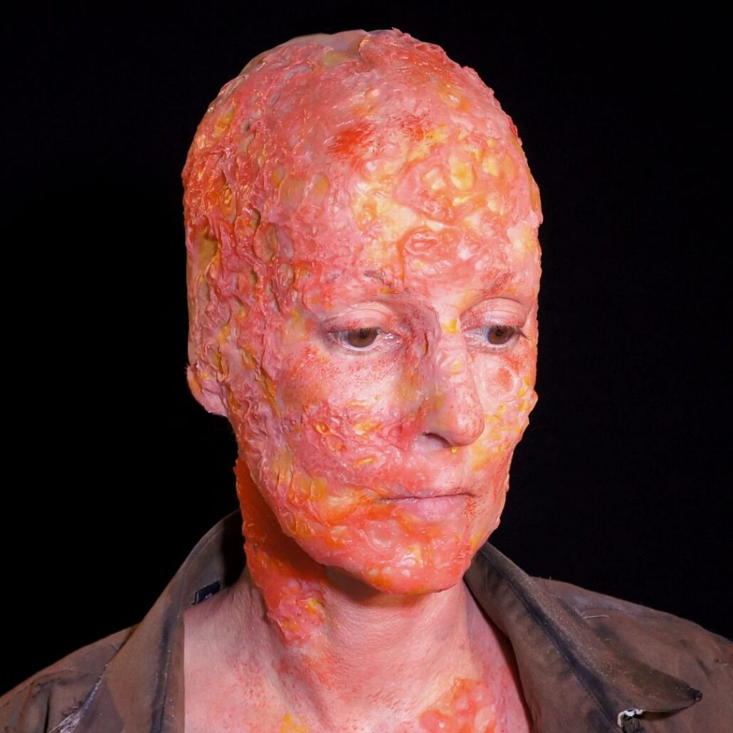 Zombie SFX make-up met haarplukjes en Grime FX poeder, verkrijgbaar bij SchminkenGrime.nl