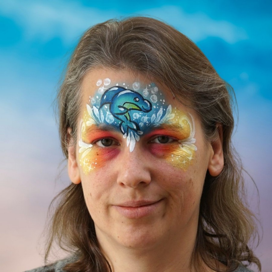 Afgewerkte dolfijn kinder schmink met witte highlights, bubbels en waterdetails, verkrijgbaar bij SchminkenGrime.nl