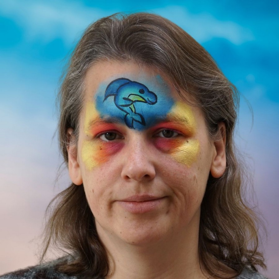 Dolfijn kinder schmink omlijnd met zwarte waterschmink, verkrijgbaar bij SchminkenGrime.nl