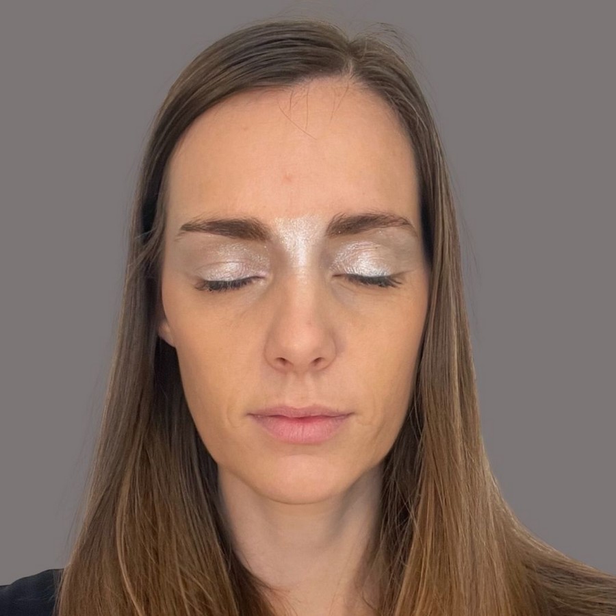 Pinquin schmink stap 1 met lichte basis rond ogen en neus, verkrijgbaar bij SchminkenGrime.nl