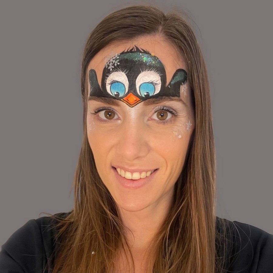 Pinquin schmink eindresultaat met vrolijke pinguin en blauwe ogen, verkrijgbaar bij SchminkenGrime.nl