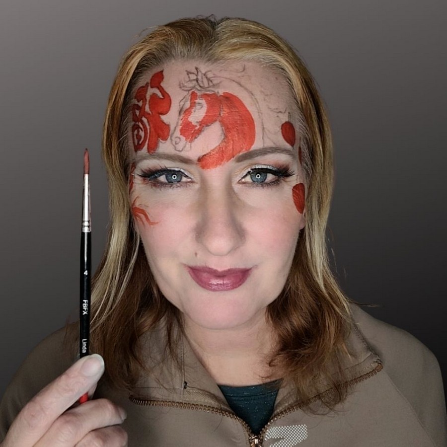 Vuurpaard schmink waarbij de eerste rode vormen zijn ingekleurd, verkrijgbaar bij SchminkenGrime.nl