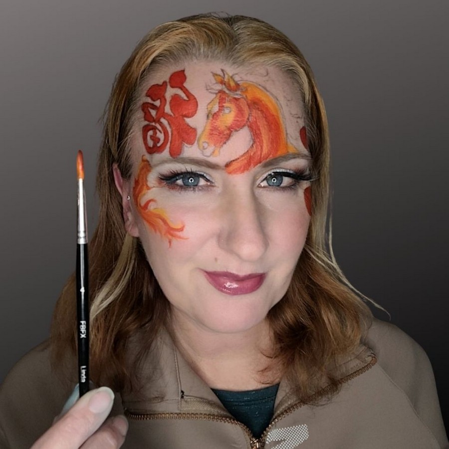 Vuurpaard schmink waarin rood en oranje zijn geblend voor een warm vuureffect, verkrijgbaar bij SchminkenGrime.nl