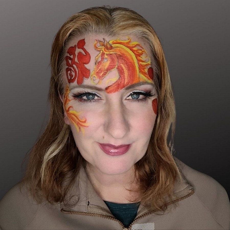 Vuurpaard schmink waarbij manen en staart speels zijn opgebouwd met warme kleuren, verkrijgbaar bij SchminkenGrime.nl