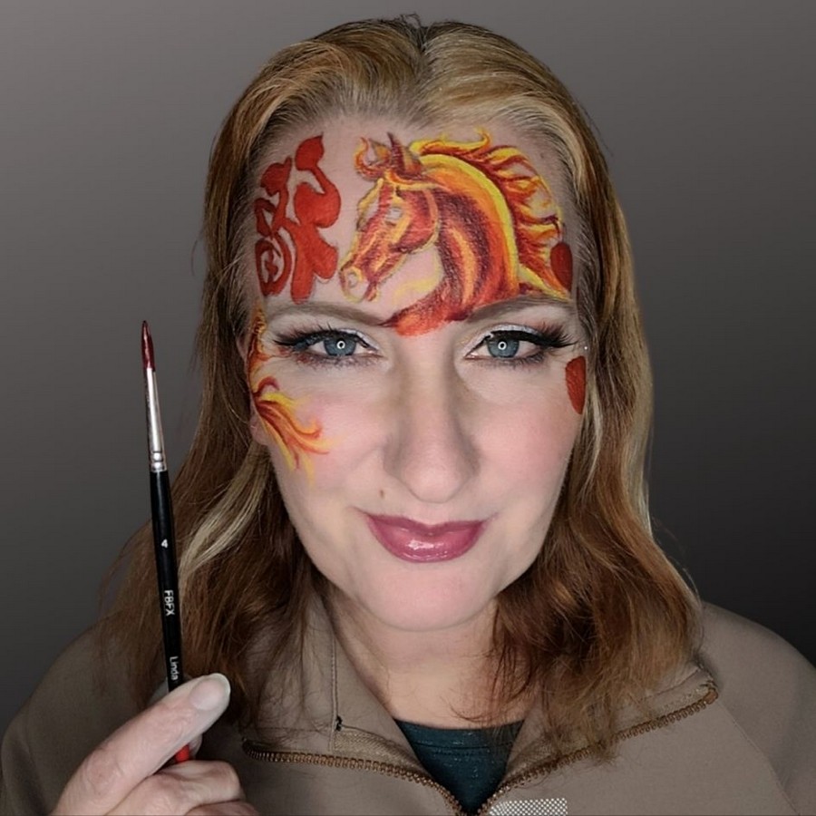 Vuurpaard schmink met donkerrode schaduw voor meer diepte in het paard, verkrijgbaar bij SchminkenGrime.nl