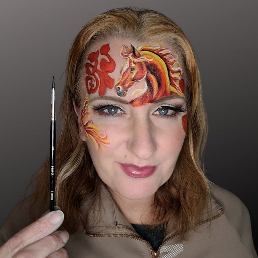 Vuurpaard schmink waarbij zwart en wit zijn gebruikt voor contrast en glans, verkrijgbaar bij SchminkenGrime.nl