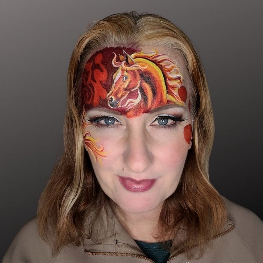 Vuurpaard schmink waarbij de achtergrond is ingekleurd zodat het ontwerp meer opvalt, verkrijgbaar bij SchminkenGrime.nl