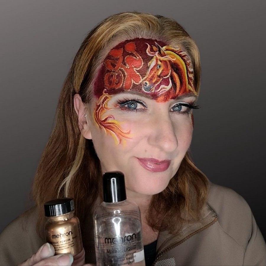 Vuurpaard schmink met gouden lijnen en accenten aangebracht met metallic poeder, verkrijgbaar bij SchminkenGrime.nl