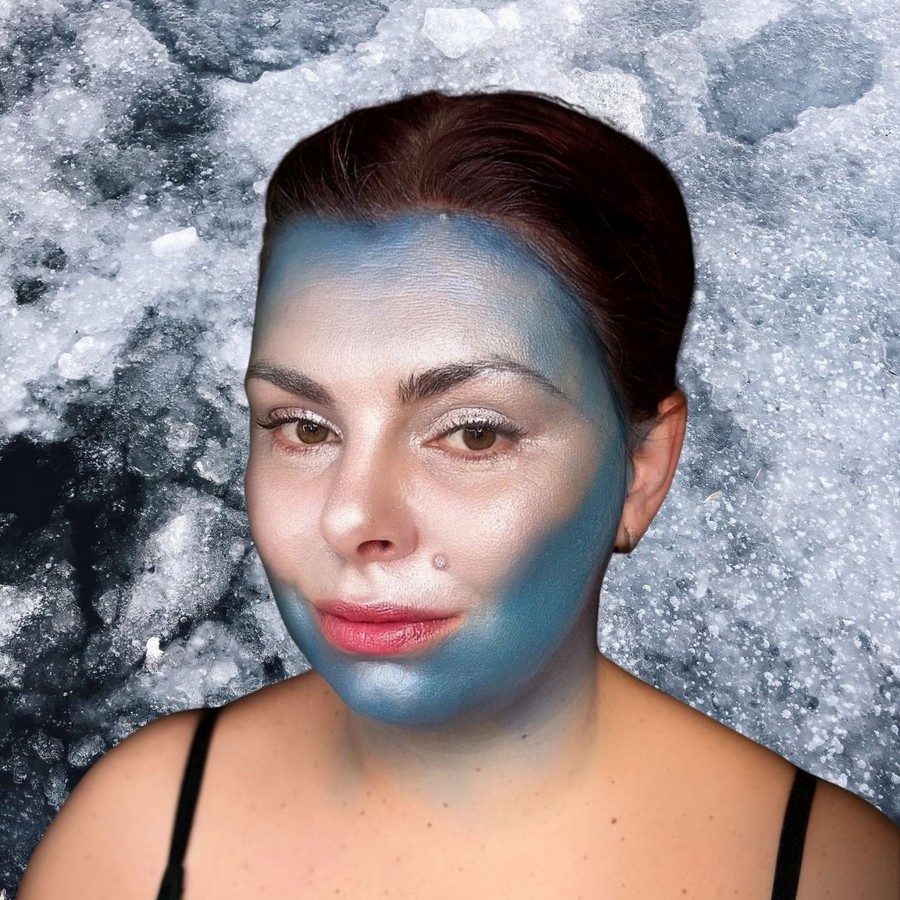 IJzige carnavalsschmink met blauwe basisvorm aangebracht langs het gezicht, stap 1 van het schminkontwerp, verkrijgbaar bij SchminkenGrime.nl