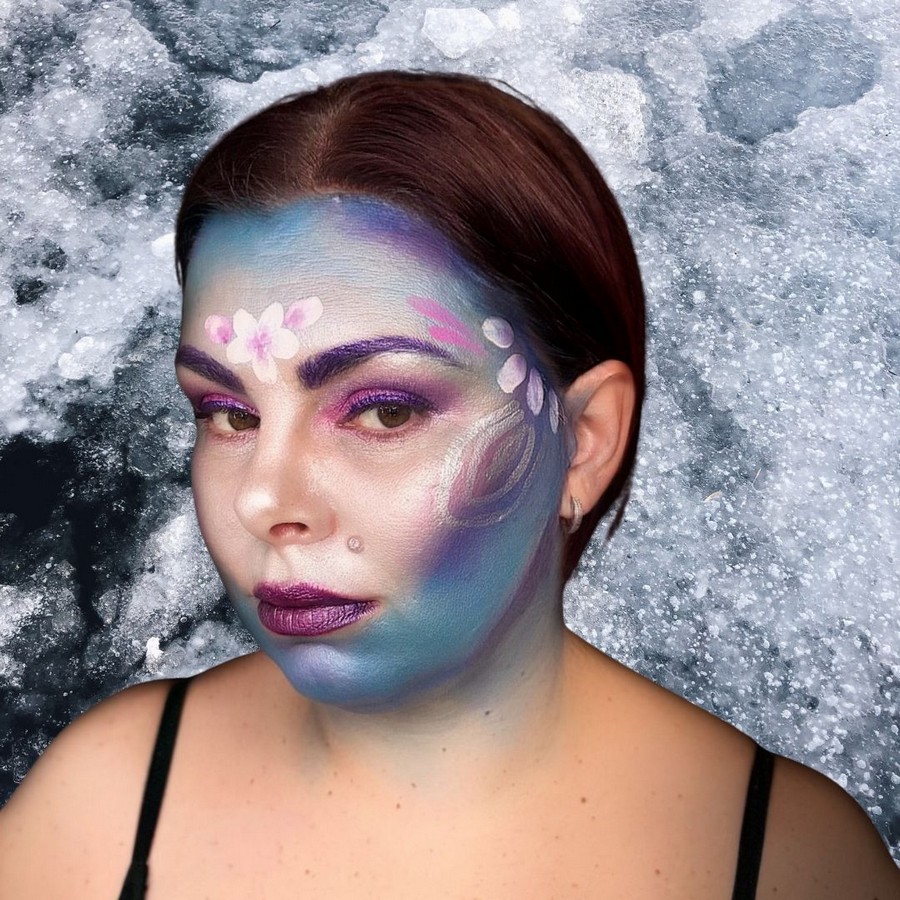 IJzige carnavalsschmink met geschilderde bloemen op voorhoofd en wang, stap 5 van het schminkontwerp, verkrijgbaar bij SchminkenGrime.nl