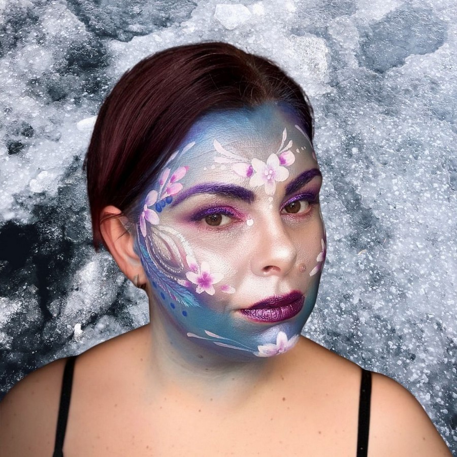 IJzige carnavalsschmink met sierlijke lijnen, stipjes en accenten rond de bloemen, stap 6 van het ontwerp, verkrijgbaar bij SchminkenGrime.nl