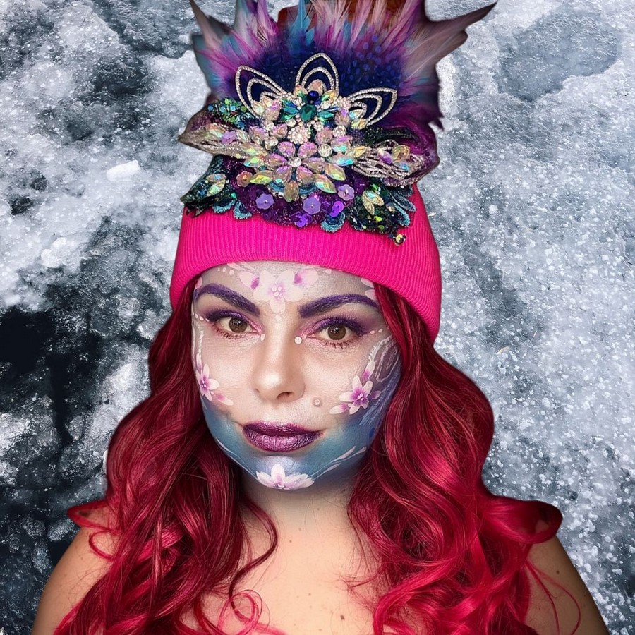 IJzige carnavalsschmink eindresultaat met bloemen en koele kleuren, complete carnavalslook, verkrijgbaar bij SchminkenGrime.nl