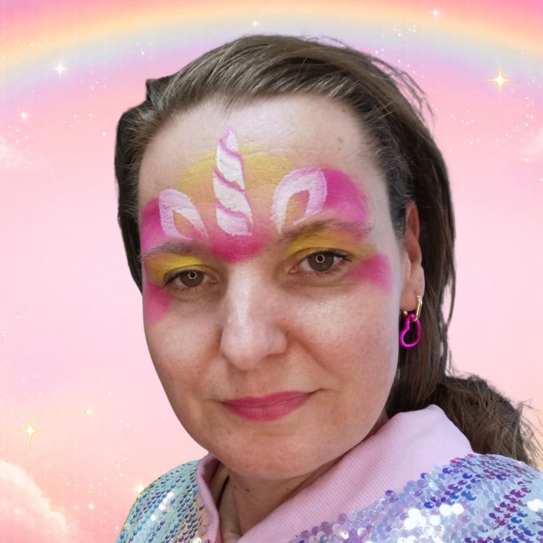 Witte unicorn-hoorn en oortjes met Berry Wine accent geschminkt op voorhoofd, verkrijgbaar bij SchminkenGrime.nl