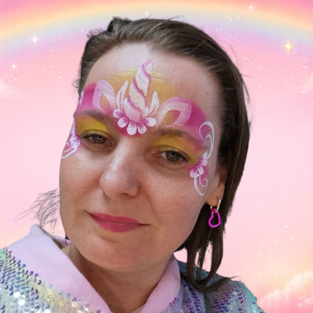 Bloemblaadjes en sierlijke krullen rondom unicorn-hoorn, verkrijgbaar bij SchminkenGrime.nl