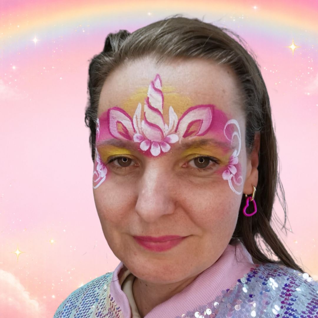 Berry Wine omlijning rondom unicorn-hoorn en oortjes, verkrijgbaar bij SchminkenGrime.nl