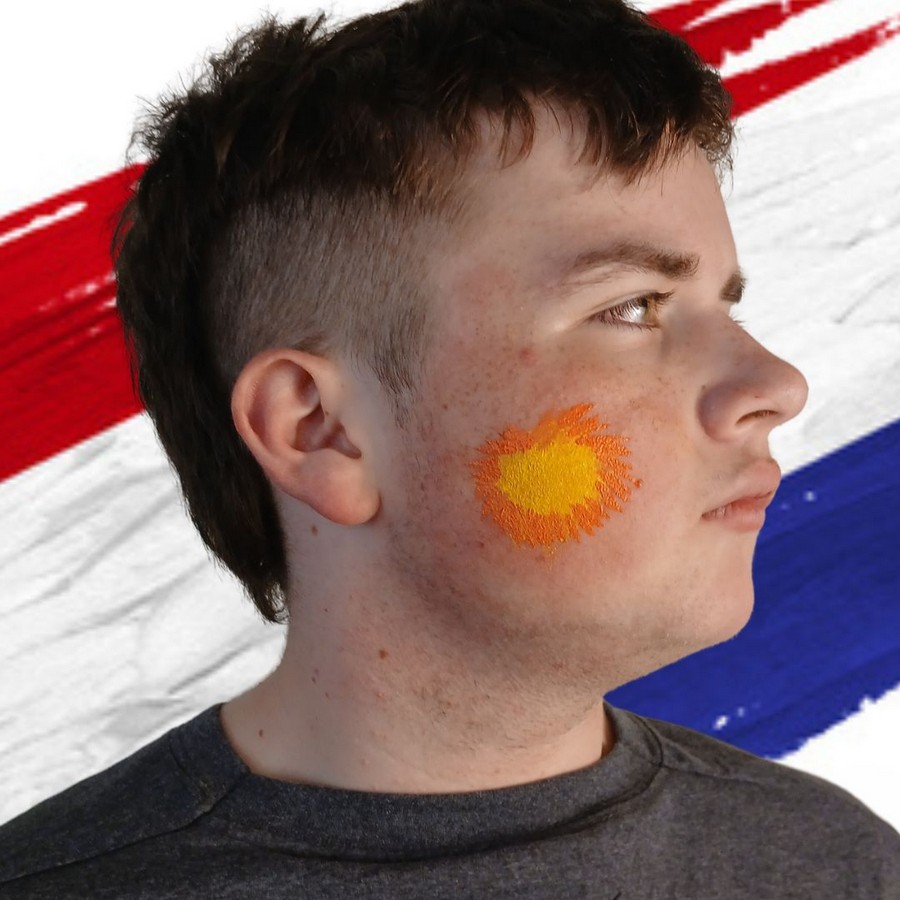 Oranje manen rondom de gele basis bij eenvoudig Koningsdag leeuwtje schminken verkrijgbaar bij SchminkenGrime.nl