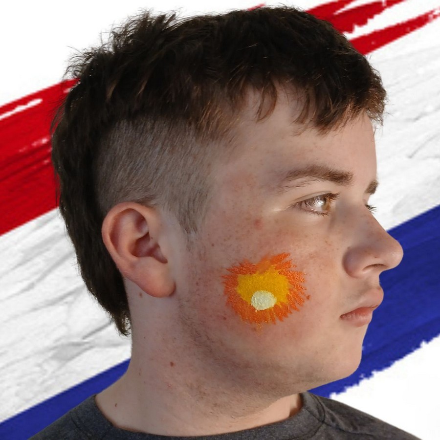 Wit snuitje toevoegen aan het leeuwtje bij eenvoudig Koningsdag schminken verkrijgbaar bij SchminkenGrime.nl