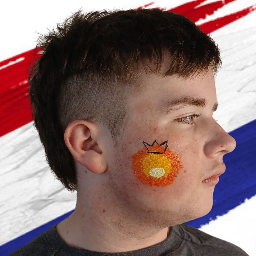 Zwart kroontje tekenen op het leeuwtje bij eenvoudig Koningsdag schminken verkrijgbaar bij SchminkenGrime.nl