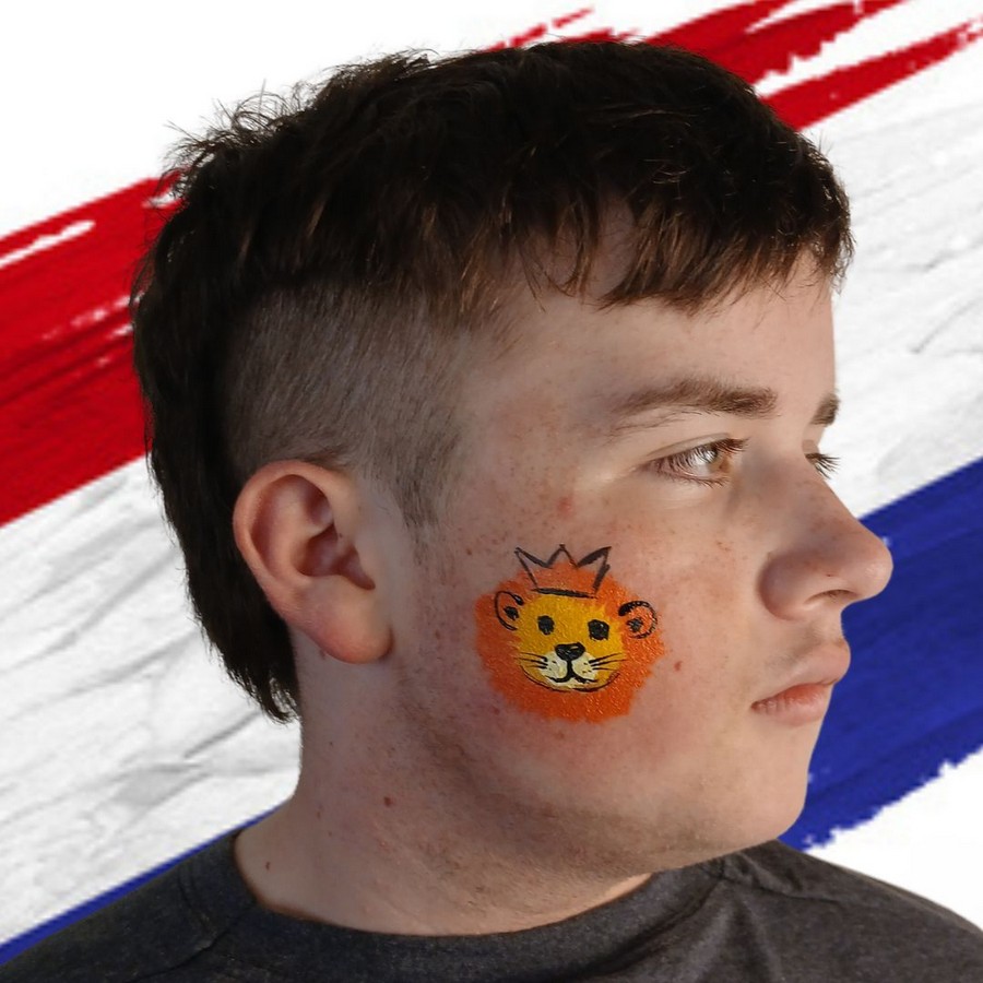 Gezicht van het leeuwtje met ogen neus en mond bij eenvoudig Koningsdag schminken verkrijgbaar bij SchminkenGrime.nl