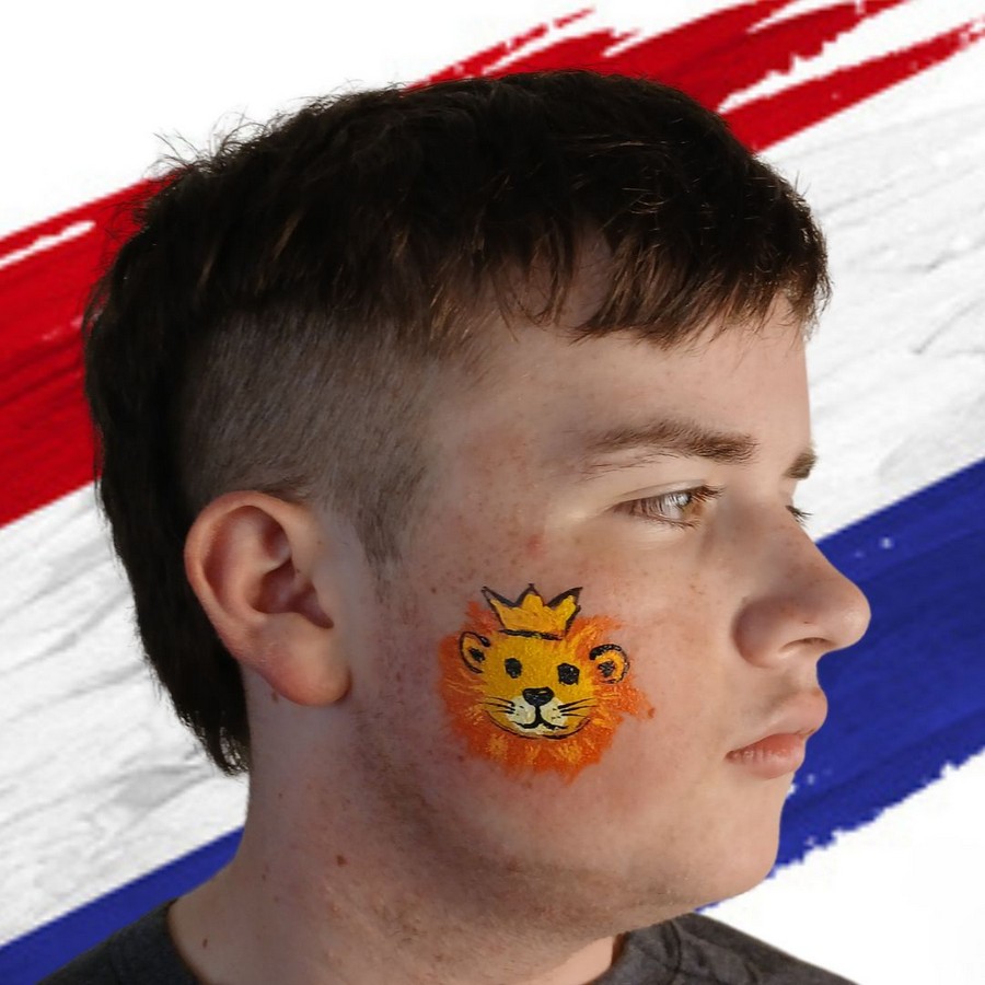 Afgewerkt leeuwtje met manen en details bij eenvoudig Koningsdag schminken verkrijgbaar bij SchminkenGrime.nl