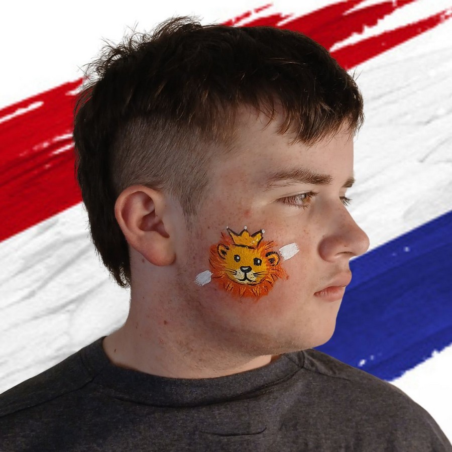 Witte highlights en accenten bij eenvoudig Koningsdag leeuwtje schminken verkrijgbaar bij SchminkenGrime.nl