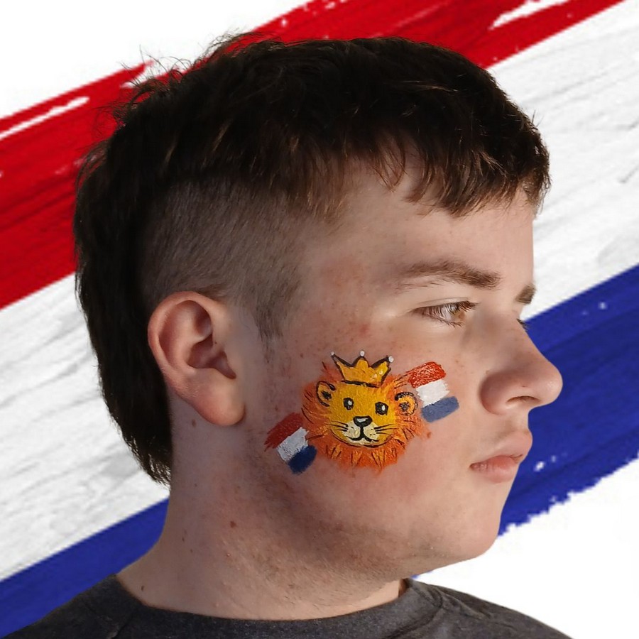 Nederlandse vlag naast het leeuwtje bij eenvoudig Koningsdag schminken verkrijgbaar bij SchminkenGrime.nl