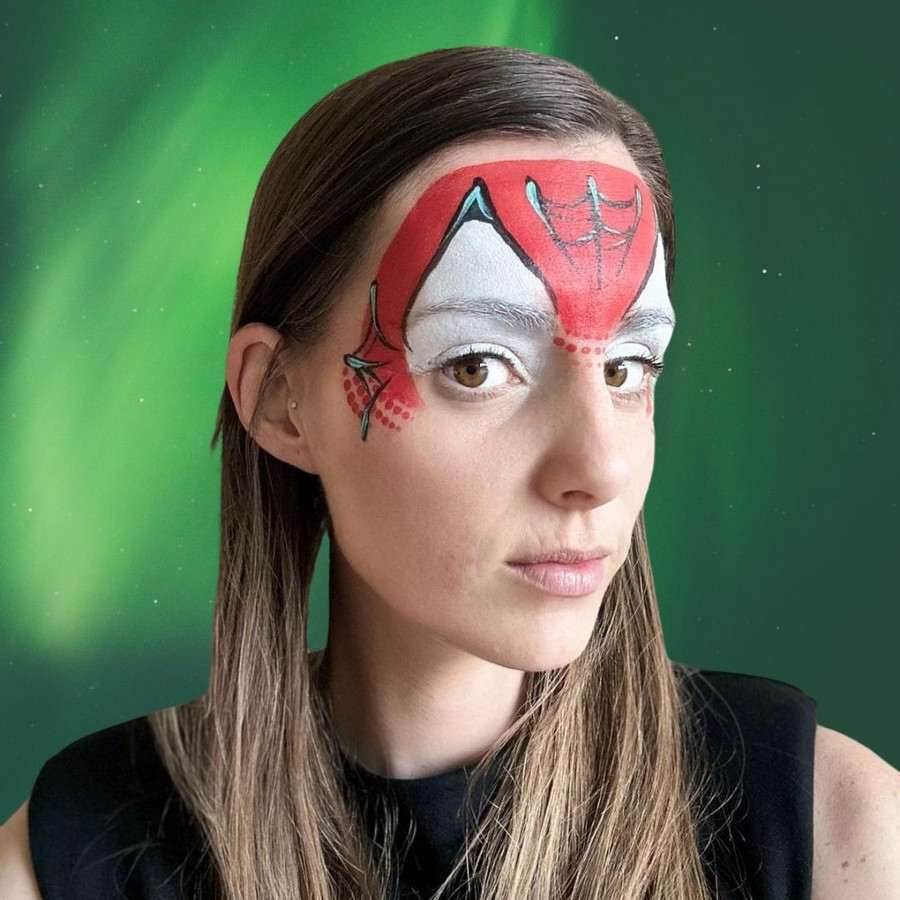 highlights op spinnenweb spiderman schminken wit en blauw lijnen accent gezicht verkrijgbaar bij SchminkenGrime.nl