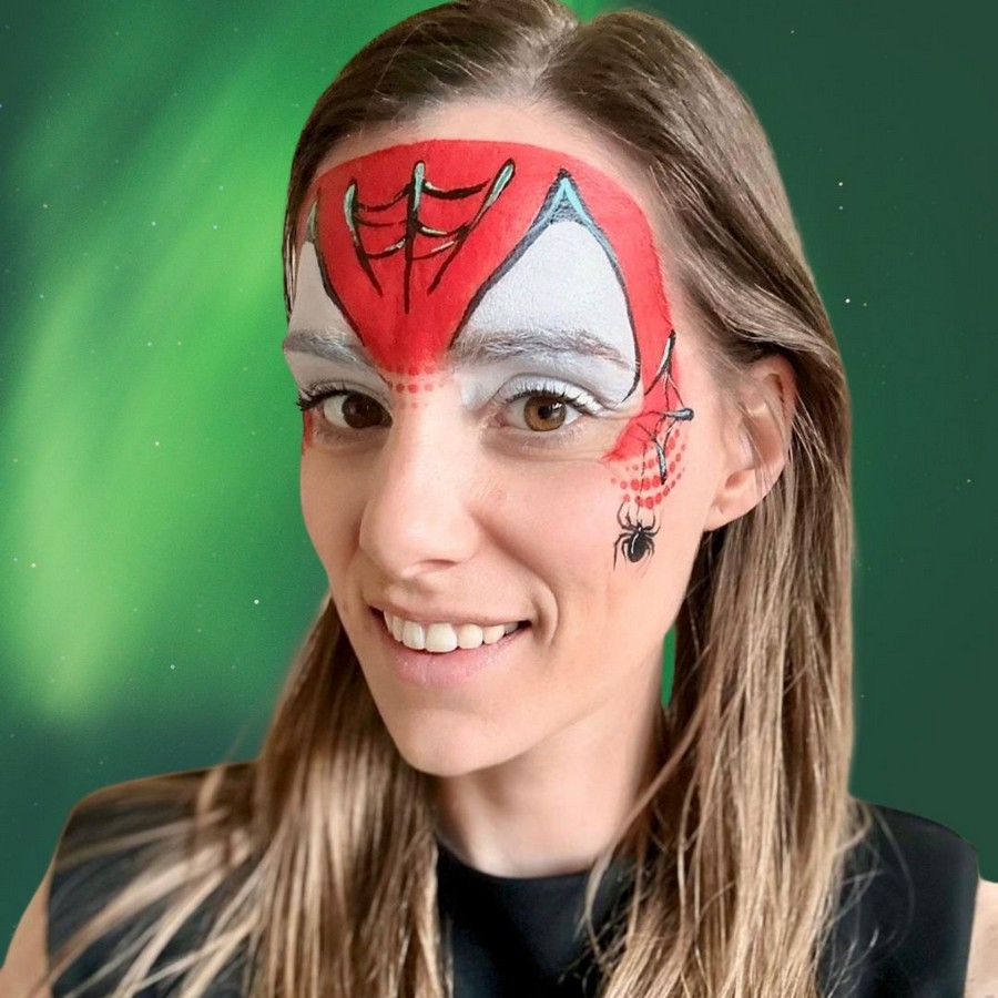spiderman schminken eindresultaat met spin op wang en volledig design gezicht verkrijgbaar bij SchminkenGrime.nl