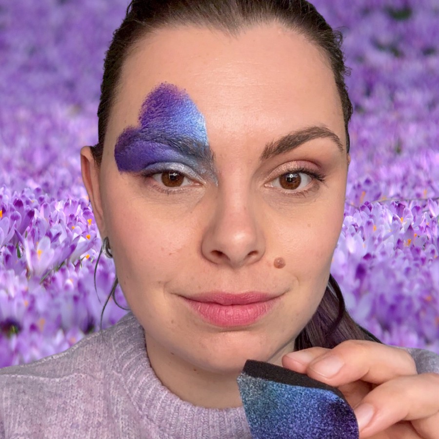 eerste vleugel van eenvoudige vlinder schminken met paarse en blauwe kleuren boven het oog verkrijgbaar bij SchminkenGrime.nl