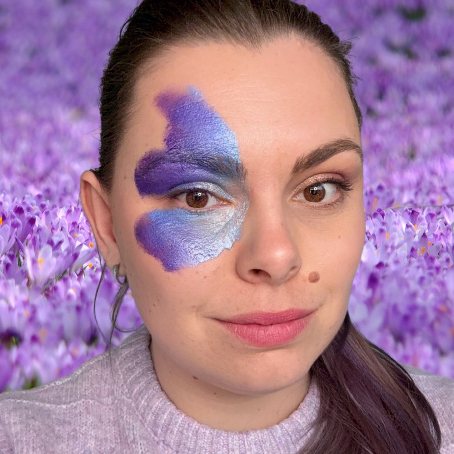 onderste vleugel bij eenvoudige vlinder schminken met paars en blauw kleurverloop onder het oog verkrijgbaar bij SchminkenGrime.nl